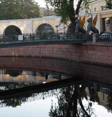 Griboyedov Kanalı Rıhtımının Tamiratı